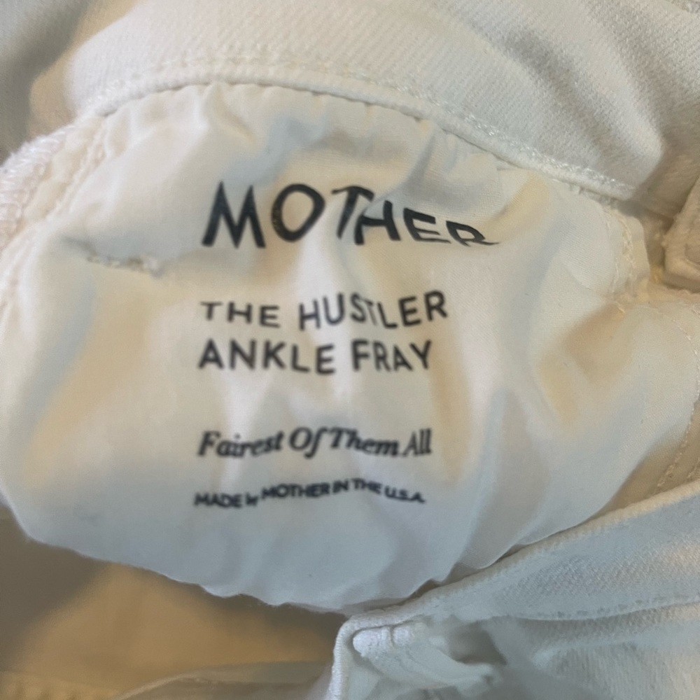 NWT - MOTHER DENIM 
The Hustler Ankle Fray jeans
Fairest of them all 
Size 27